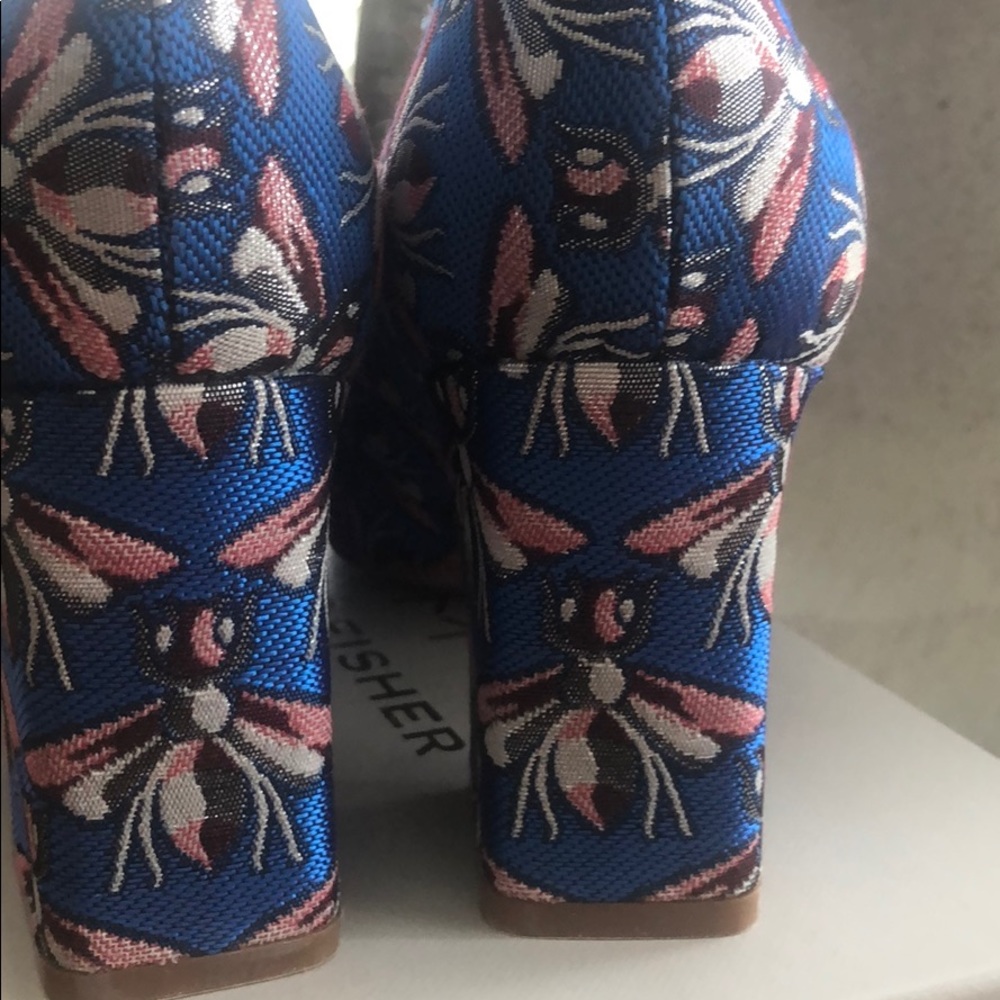Marc Fisher Blue Block Heel Pumps with cute bees 🐝 on them! 💙 - Picture 4 of 6